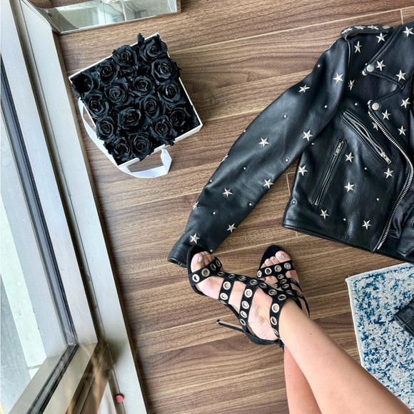 Authentic Prada Décolleté Heeled Sandals
Black suede and silver-coloured sails. - Picture 7 of 14